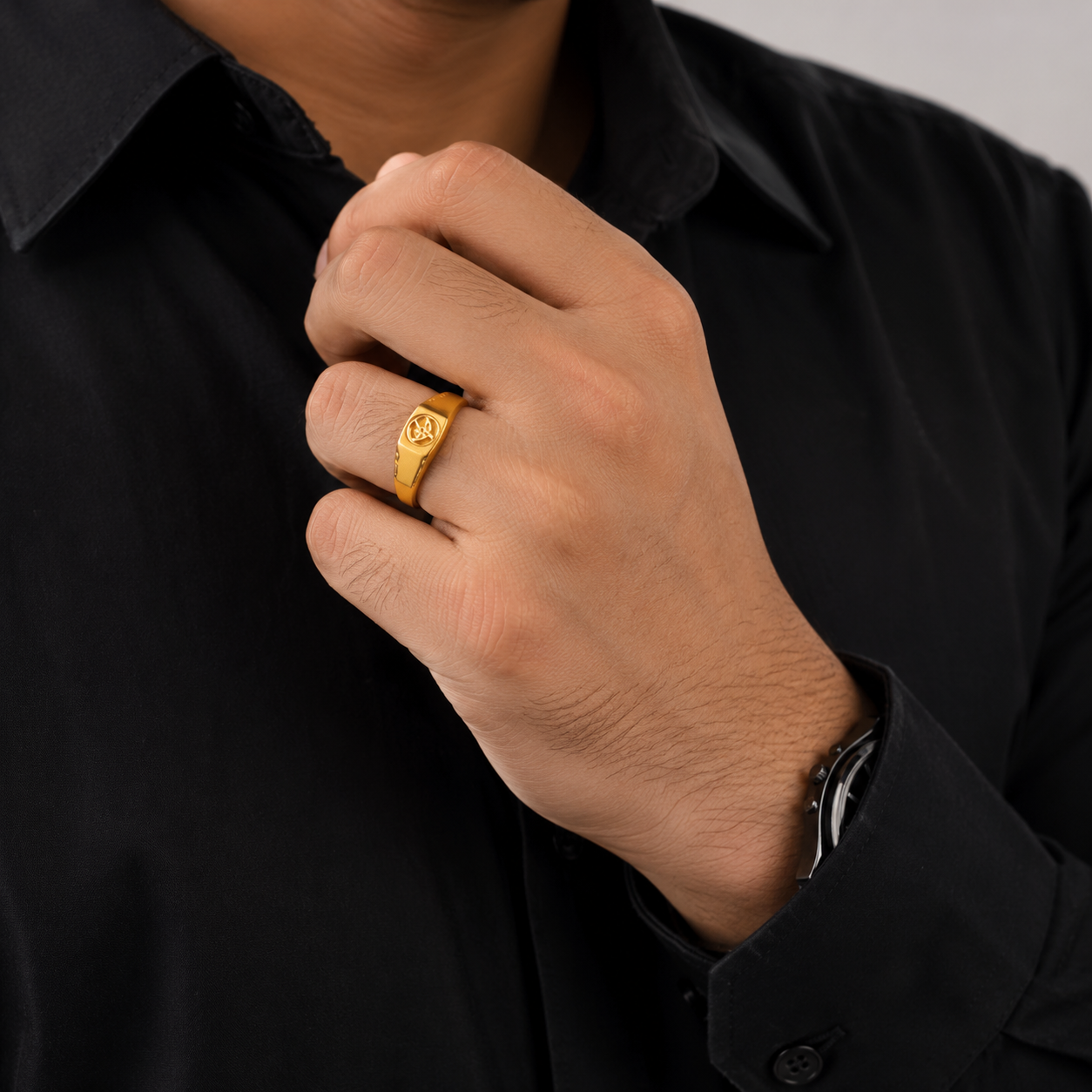 Classic Round Motif Gold Gents Ring