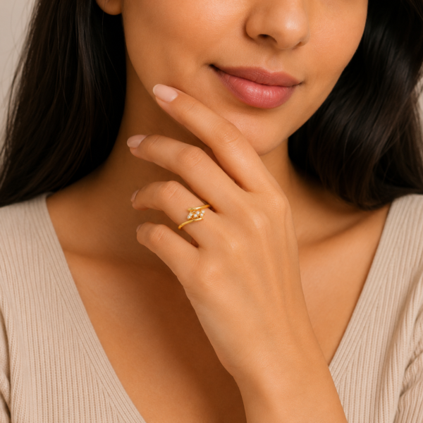 Graceful Leaf Sparkle Gold Ladies Ring – Elegant Nature Inspired Design