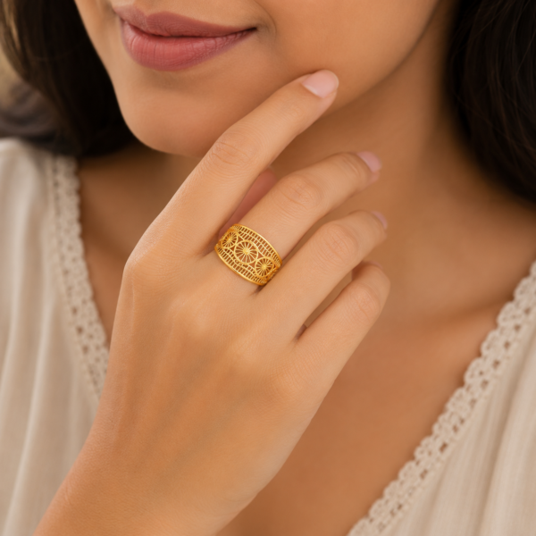 Vintage Sunburst Filigree Gold Ladies Ring – Elegant Openwork Statement Design