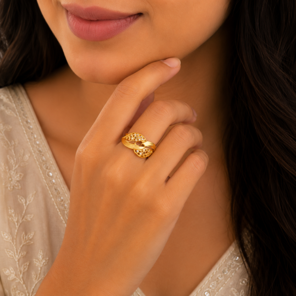 Elegant Twisted Leaf Gold Ladies Ring – Sparkling Nature Inspired Design