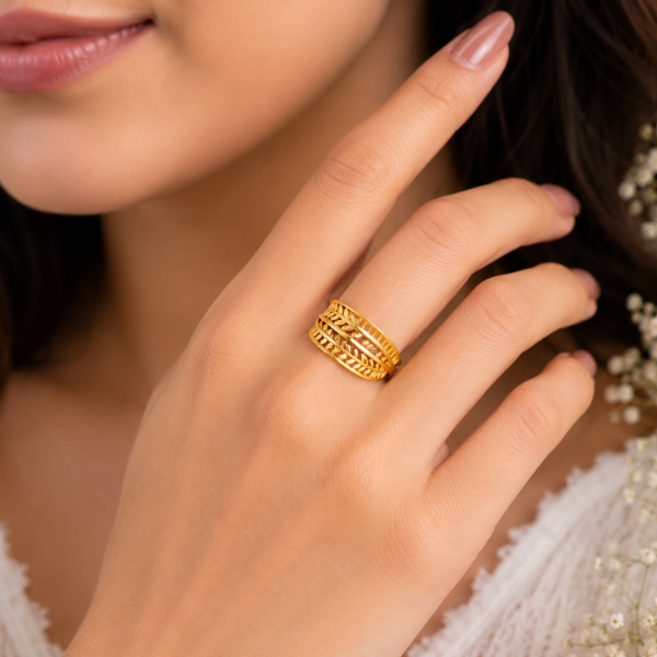 Graceful Layered Leaf Pattern Ladies Ring