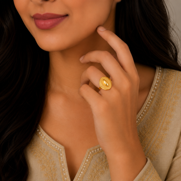 Elegant Oval Disc Gold Ring with Minimalist Designer Finish