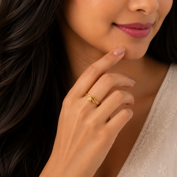 Elegant Twisted Gold Ladies Ring with Minimal Modern Design