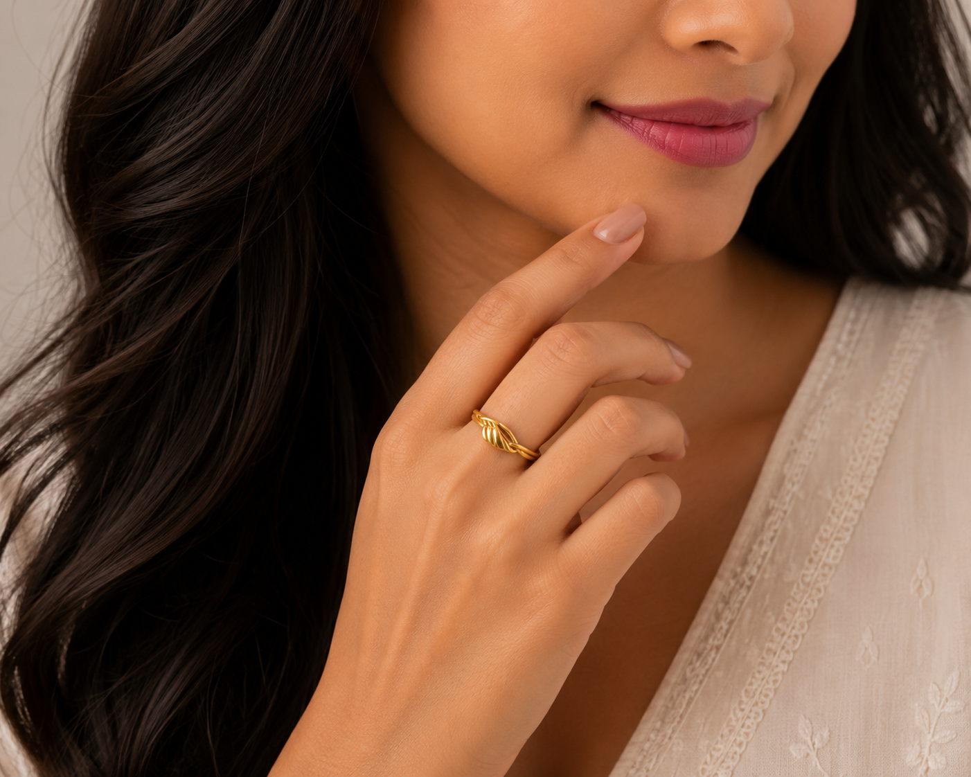 Elegant Twisted Gold Ladies Ring with Minimal Modern Design