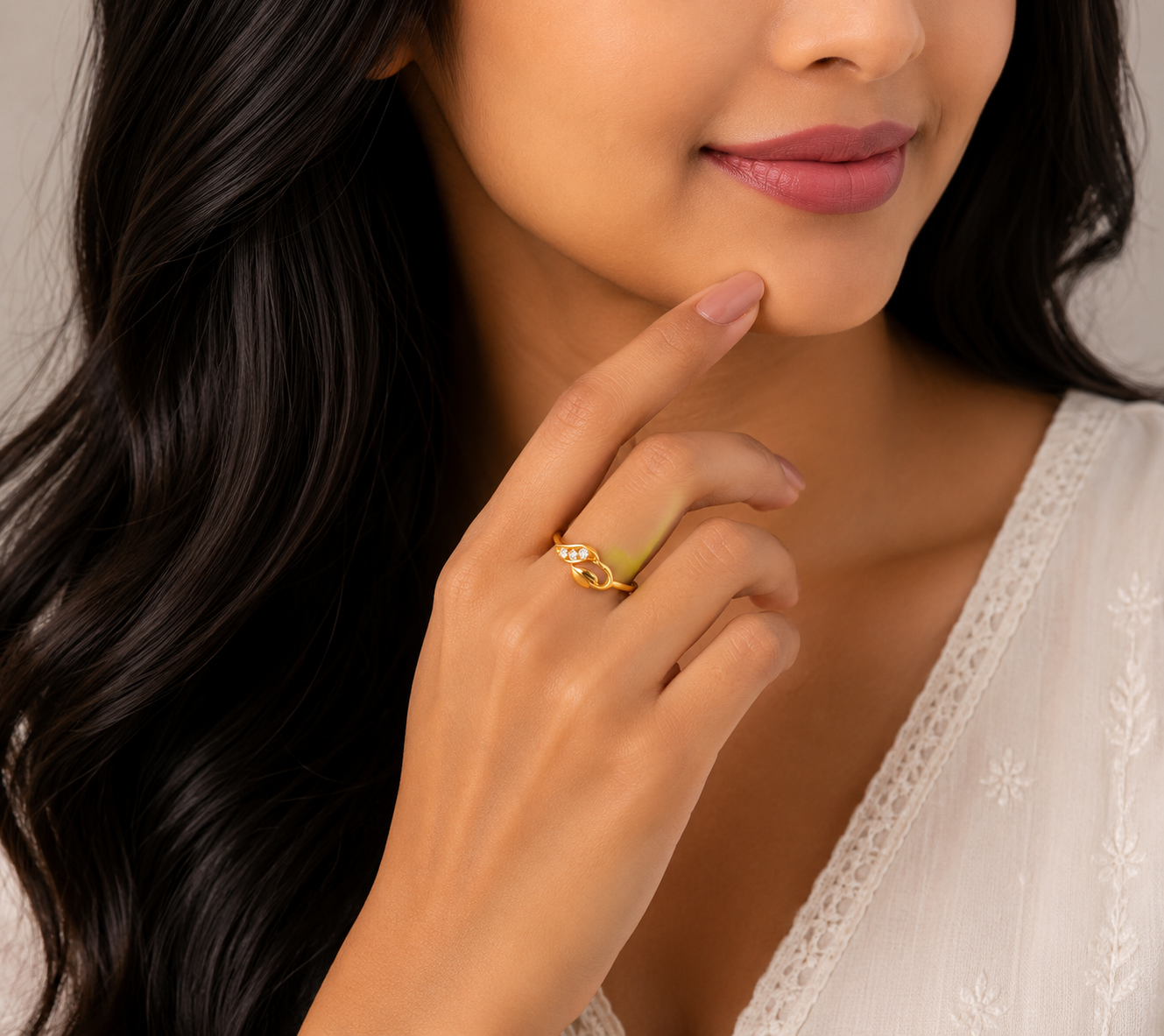 Elegant Wave Stone Gold Ladies Ring with Modern Artistic Design