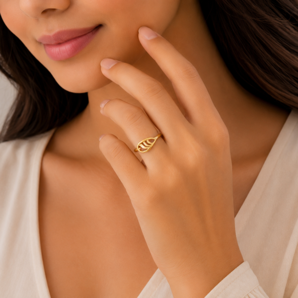 Elegant Leaf Motif Gold Ladies Ring with Openwork Detailing