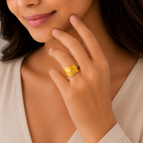 Elegant Floral Leaf Pattern Gold Ladies Ring