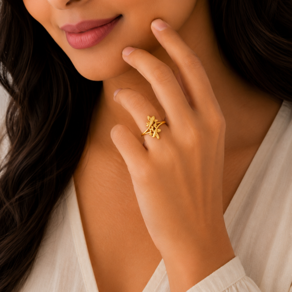 Elegant Nature Inspired Gold Ladies Ring with Leaf Motif
